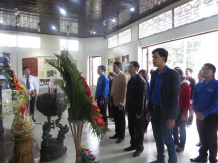 Chi đoàn Sở Tư pháp tham quan, dâng hương di tích nhà lưu niệm Chủ tịch Hồ Chí Minh tại làng Dương Nổ
